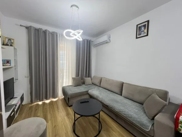 Tirane, jepet me qera apartament 1+1 Kati 4, 69 m² 600 € (fusha aviacionit)
