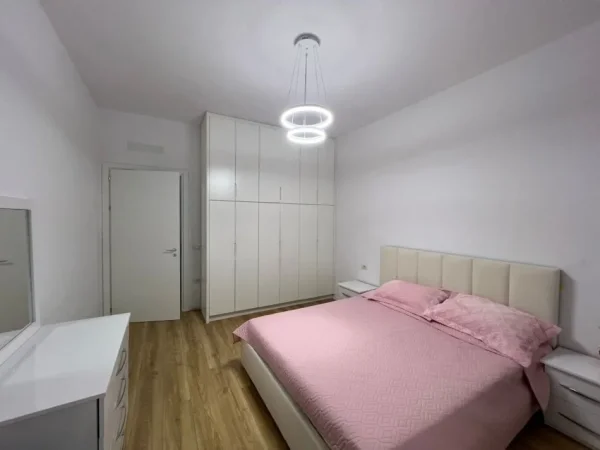 Tirane, jepet me qera apartament 1+1 Kati 4, 69 m² 600 € (fusha aviacionit)