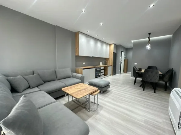 Tirane, jepet me qera apartament 2+1+Ballkon , 95 m² 750 € (Ish-Fusha e Aviacionit)