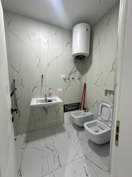 Tirane, jepet me qera apartament 2+1+Ballkon , 95 m² 750 € (Ish-Fusha e Aviacionit)