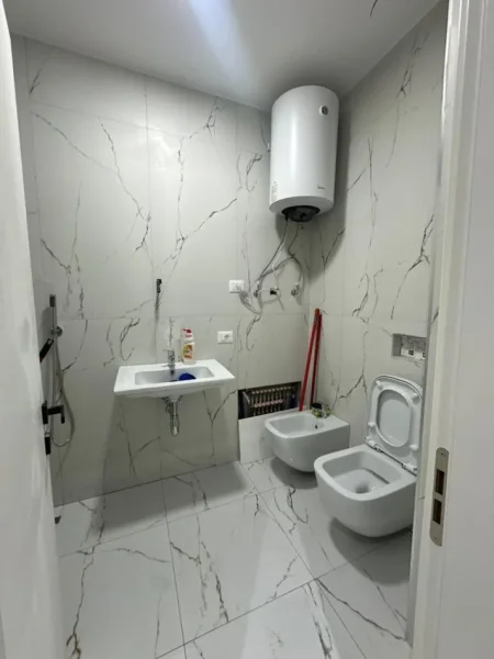 Tirane, jepet me qera apartament 2+1+Ballkon , 95 m² 750 € (Ish-Fusha e Aviacionit)