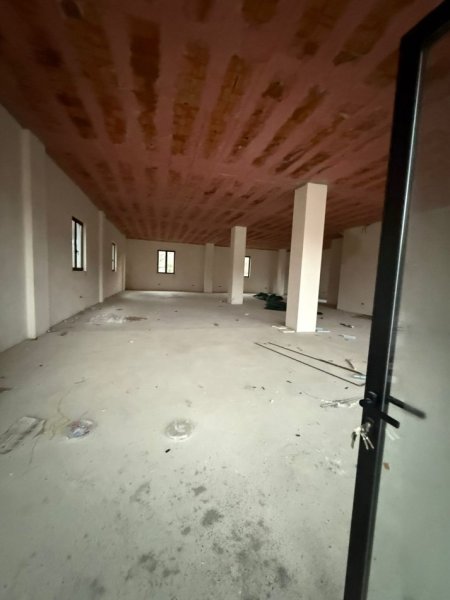 Tirane, jepet me qera ambjent biznesi Kati 0, 276 m² 2.500 € (TEG)