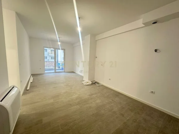 Tirane, jepet me qera zyre Kati 1, 133 m² 700 € (Laprake)