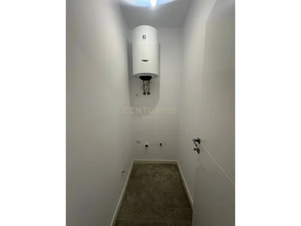 Tirane, jepet me qera zyre Kati 1, 133 m² 700 € (Laprake)