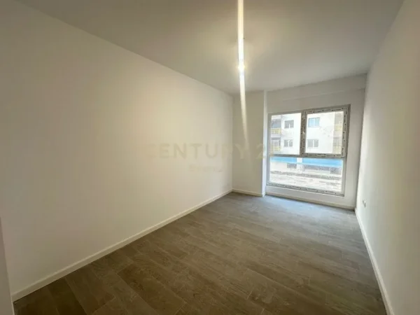 Tirane, jepet me qera zyre Kati 1, 133 m² 700 € (Laprake)