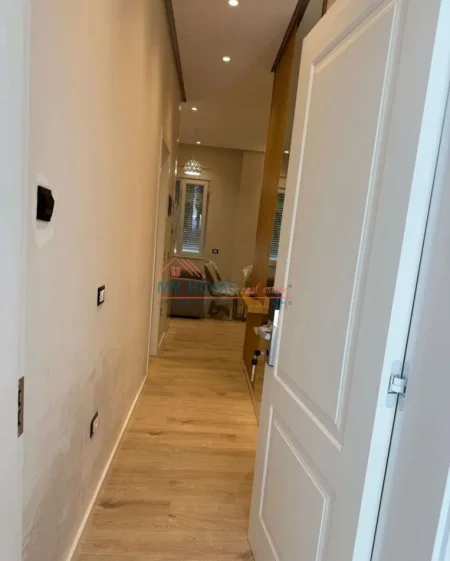 Tirane, jepet me qera apartament 1+1+Ballkon Kati 1, 55 m² 650 € (Rruga e Dibres)