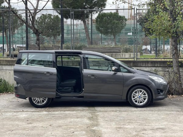 Tirane, shes makine FORD GRAND C MAX Nafte, gri e erret manuale Klima 171.000 km 6.790 €