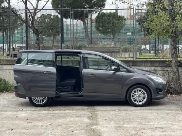 Tirane, shes makine FORD GRAND C MAX Nafte, gri e erret manuale Klima 171.000 km 6.790 €
