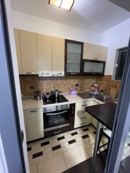 Tirane, jepet me qera apartament 1+1+Ballkon Kati 4, 50 m² 600 € (RRUGA E DURRESIT)