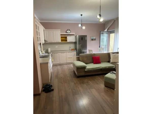 Tirane, jepet me qera apartament 1+1 Kati 2, 63 m² 650 € (Liqeni i Thate)