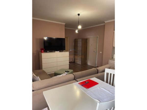 Tirane, jepet me qera apartament 1+1 Kati 2, 63 m² 650 € (Liqeni i Thate)