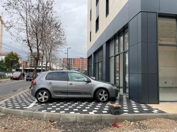 Tirane, jepet me qera ambjent biznesi Kati 0, 100 m²1000 € (Rruga Bulevardi Blu)