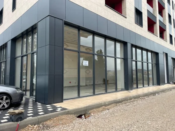 Tirane, jepet me qera ambjent biznesi Kati 0, 100 m²1000 € (Rruga Bulevardi Blu)