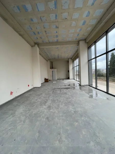 Tirane, jepet me qera ambjent biznesi Kati 0, 100 m²1000 € (Rruga Bulevardi Blu)