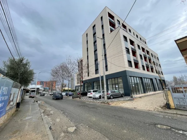 Tirane, jepet me qera ambjent biznesi Kati 0, 100 m²1000 € (Rruga Bulevardi Blu)