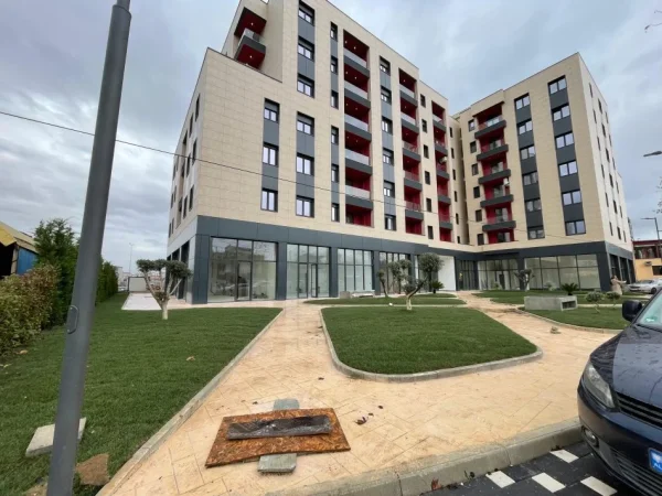 Tirane, jepet me qera ambjent biznesi Kati 0, 100 m²1000 € (Rruga Bulevardi Blu)