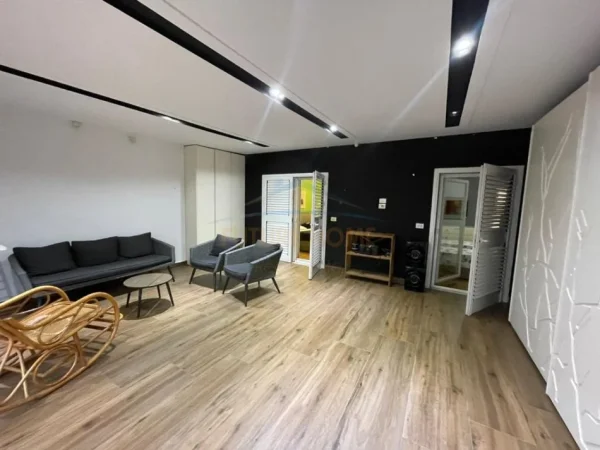 Tirane, jepet me qera apartament 2+1 Kati 1, 118 m² 1.000 € (Komuna e Parisit)