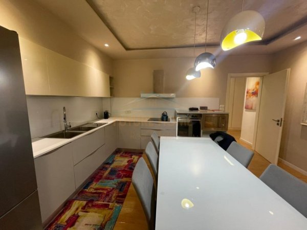 Tirane, jepet me qera apartament 2+1 Kati 1, 118 m² 1.000 € (Komuna e Parisit)