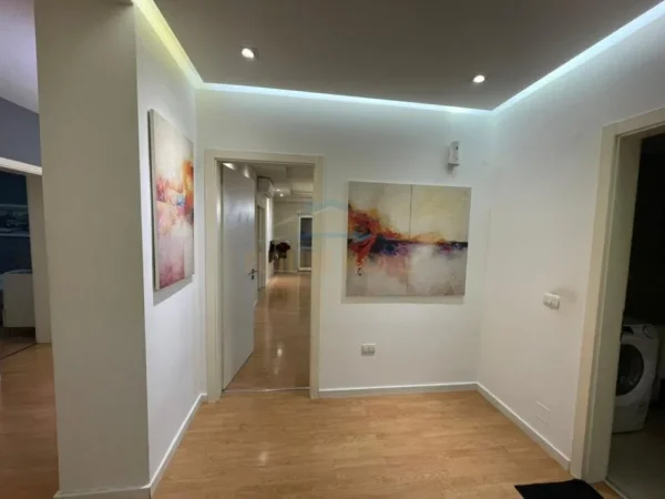 Tirane, jepet me qera apartament 2+1 Kati 1, 118 m² 1.000 € (Komuna e Parisit)