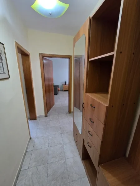 Tirane, jepet me qera apartament 2+1 Kati 2, 80 m² 550 € (PAZARI I RI)