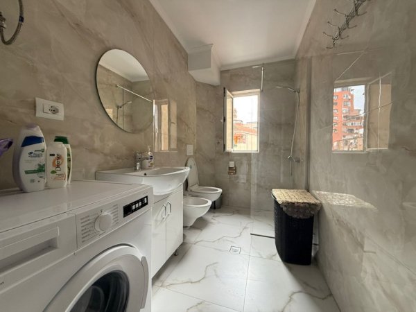 Tirane, jepet me qera apartament 2+1 Kati 4, 70 m² 700 € (Qender , Tregu Cam)