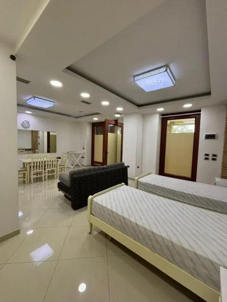 Tirane, jepet me qera garsonier 1+1 , 45 m² 300 € (RRUGA XHANFIZE KEKO)