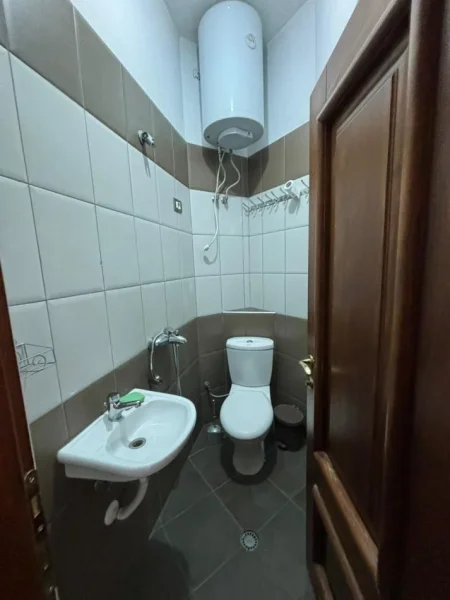 Tirane, jepet me qera garsonier 1+1 Kati 1, 45 m² 30.000 Lek (Xhanfize Keko)