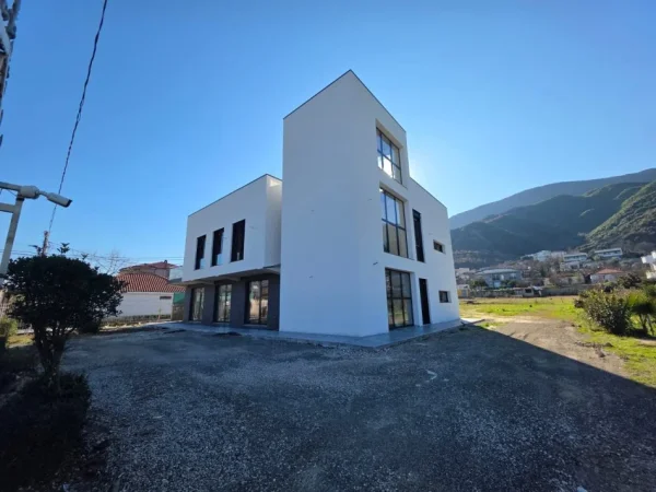 Tirane, jepet me qera ambjent biznesi Kati 0, 360 m² 3.000 € (Berzhitë)