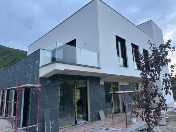 Tirane, jepet me qera ambjent biznesi Kati 0, 360 m² 3.000 € (Berzhitë)