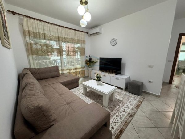 Tirane, jepet me qera apartament 2+1+Ballkon Kati 1, 80 m² 600 € (rruga 5 maji)