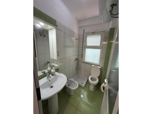 Tirane, jepet me qera apartament 2+1+Ballkon Kati 1, 80 m² 600 € (rruga 5 maji)