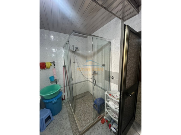 Tirane, jepet me qera apartament 2+1+Ballkon Kati 4, 70 m² 500 € (shkolla e kuqe)