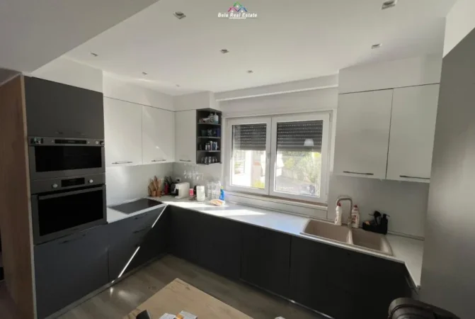 Tirane, jepet me qera apartament 3+1 Kati 3, 128 m² 1.353 € (Rruga e vilave)