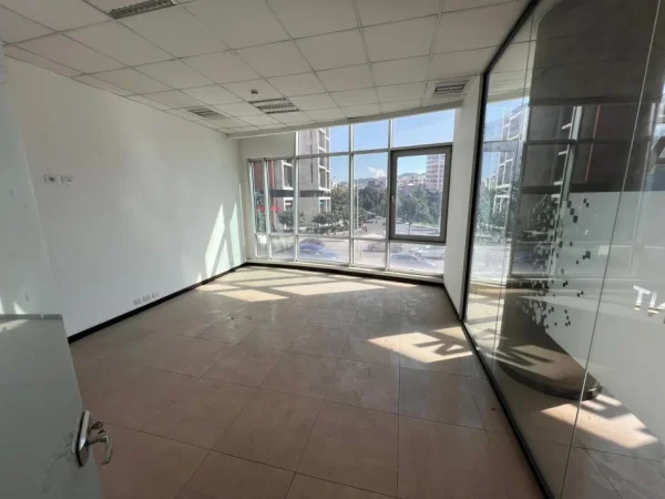 Tirane, jepet me qera ambjent biznesi , 210 m² 2.500 € (rruga e kavajes)