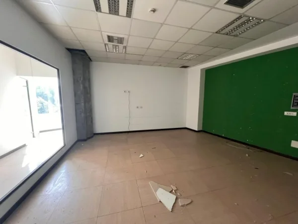 Tirane, jepet me qera ambjent biznesi , 210 m² 2.500 € (rruga e kavajes)