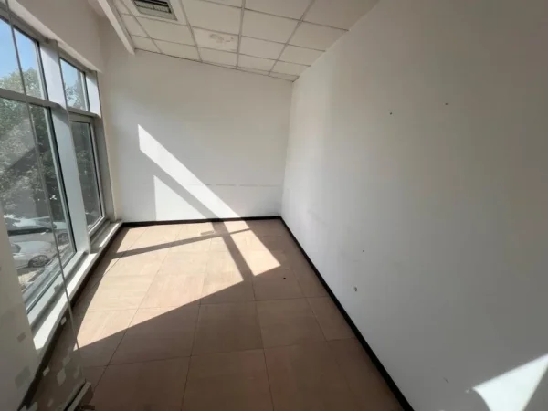 Tirane, jepet me qera ambjent biznesi , 210 m² 2.500 € (rruga e kavajes)