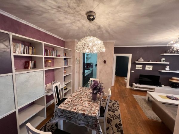 Tirane, jepet me qera apartament 2+1 Kati 5, 100 m² 800 € (mozaiku i tiranes)