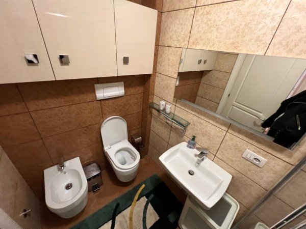 Tirane, jepet me qera apartament 2+1 Kati 5, 100 m² 800 € (mozaiku i tiranes)