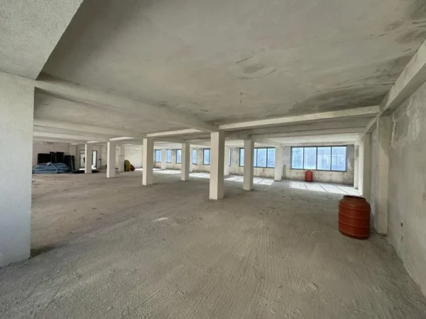 Tirane, jepet me qera ambjent biznesi Kati 4, 450 m² 1.500 € (SELITE)