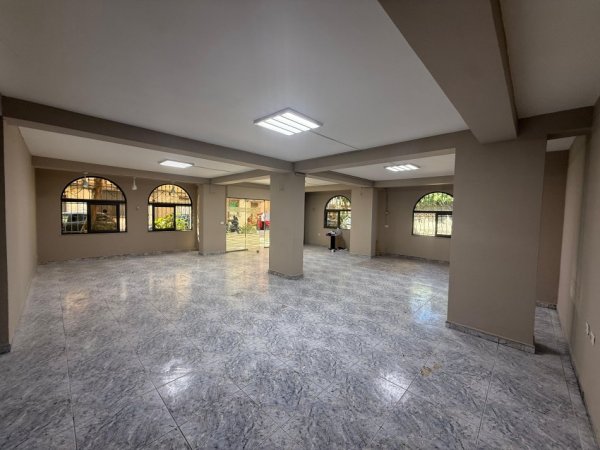 Tirane, shitet dyqan Kati 0, 125 m² 215.000 € (xhamllik)