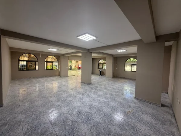 Tirane, shitet dyqan Kati 0, 125 m² 215.000 € (xhamllik)