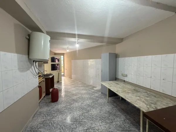 Tirane, shitet dyqan Kati 0, 125 m² 215.000 € (xhamllik)