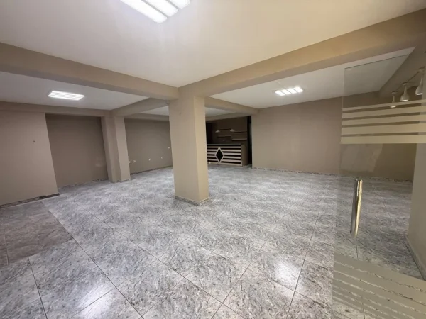 Tirane, shitet dyqan Kati 0, 125 m² 215.000 € (xhamllik)