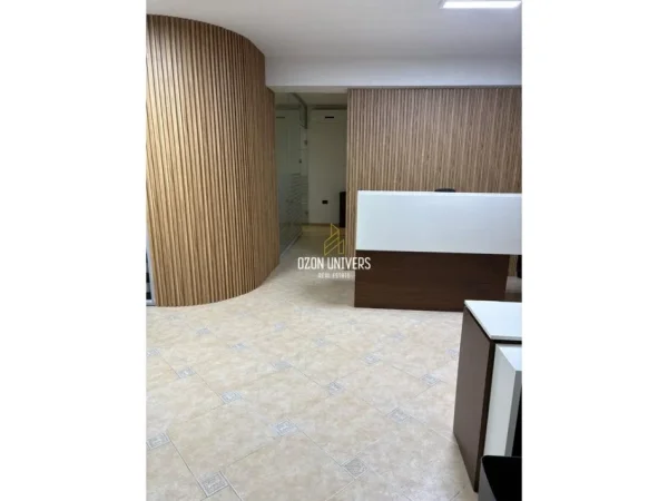 Tirane, jepet me qera ambjent biznesi Kati 2, 156 m² 2.500 € (Bllok)