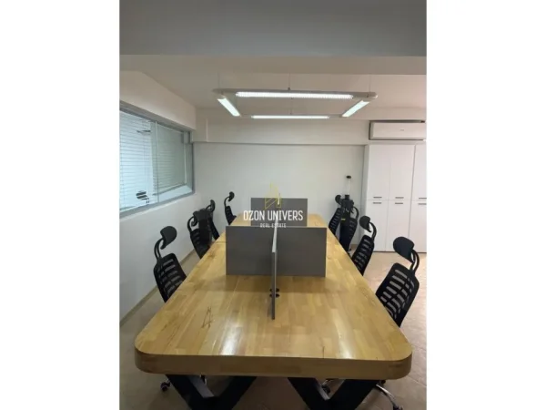 Tirane, jepet me qera ambjent biznesi Kati 2, 156 m² 2.500 € (Bllok)