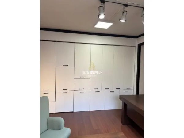 Tirane, jepet me qera ambjent biznesi Kati 2, 156 m² 2.500 € (Bllok)