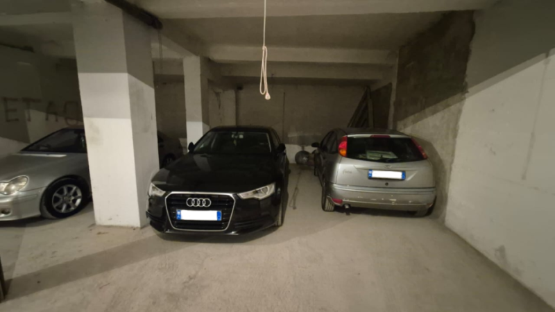 Tirane, shitet magazine , 36 m² 30.000 € (astir)