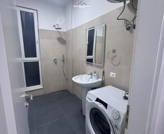 Tirane, jepet me qera apartament 1+1 Kati 4, 65 m² 550 € (Rruga Besa)