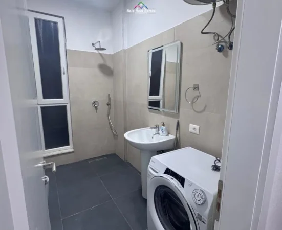 Tirane, jepet me qera apartament 1+1 Kati 4, 65 m² 550 € (Rruga Besa)