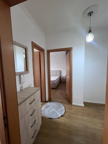 Tirane, jepet me qera Apartament 1+1, 💶 50.000 Leke/muaj, Kati 2, (Mbikalimi i Komunes)